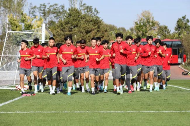 弗洛雷斯现年58岁，职业生涯先后执教过皇马U17、赫塔费、瓦伦西亚、本菲卡、马竞、迪拜青年、艾因、沃特福德、西班牙人、上海申花等队。